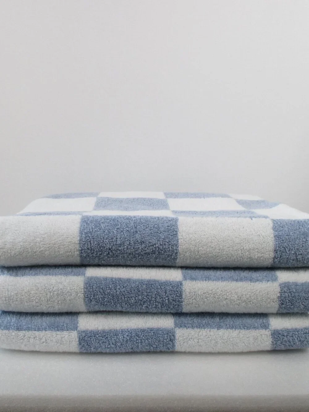 BUNDLE OF 3 DKNY BLUE &  WHITE CHECK BATH TOWELS